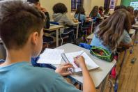 Estudantes preenchendo caderno
