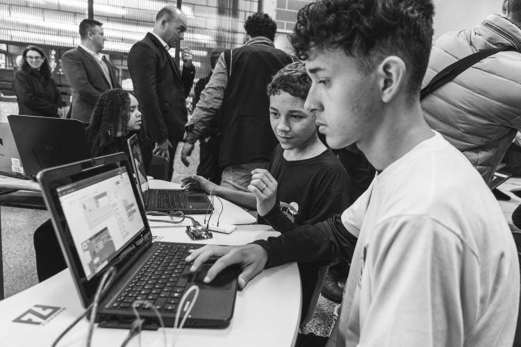 Meninos visualizando a tela do tablet