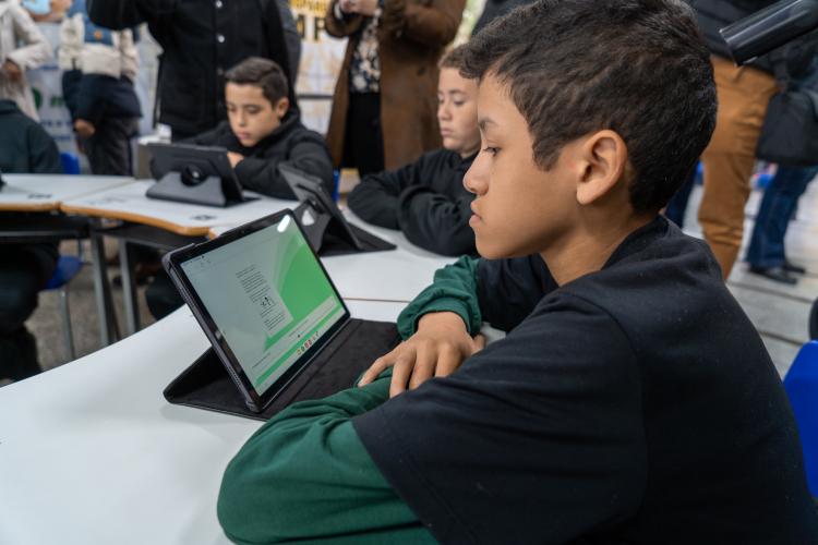 Menino visualizando a tela do tablet