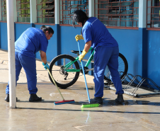 Mulheres fazem limpeza da escola