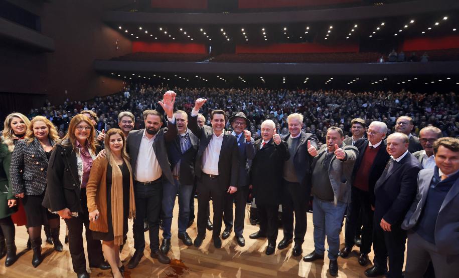 Líderes reunidos no anúncio de novidades do programa Educa Juntos.