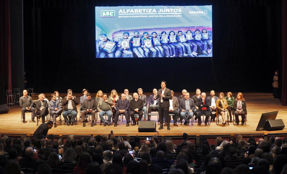 Líderes reunidos no anúncio de novidades do programa Educa Juntos.