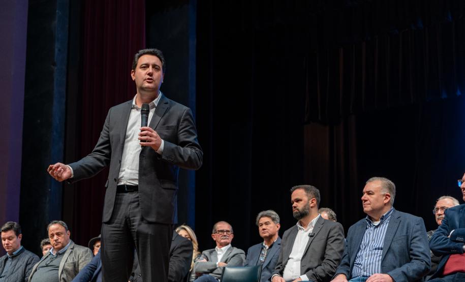 Governador, Ratinho Júnior, discursando.