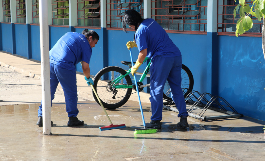 Mulheres fazem limpeza da escola